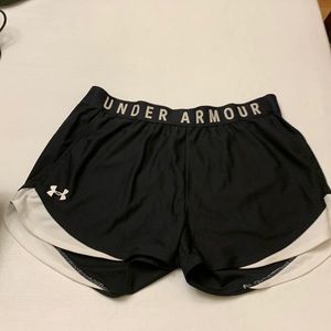 Under Armour Black Shorts - Size M